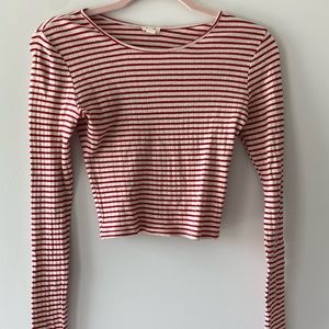 •tight-fitted long-sleeve cropped top•